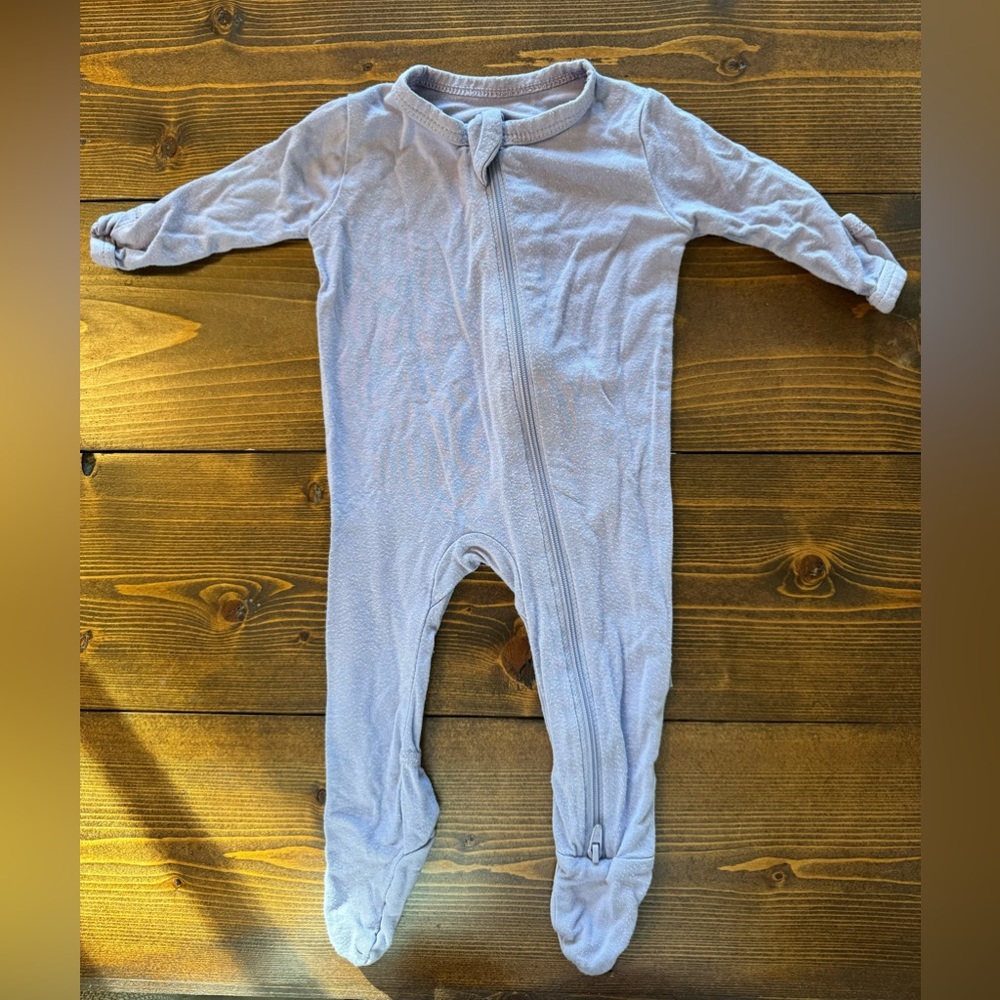 Kyte baby zipper footie in taro. Size NB.